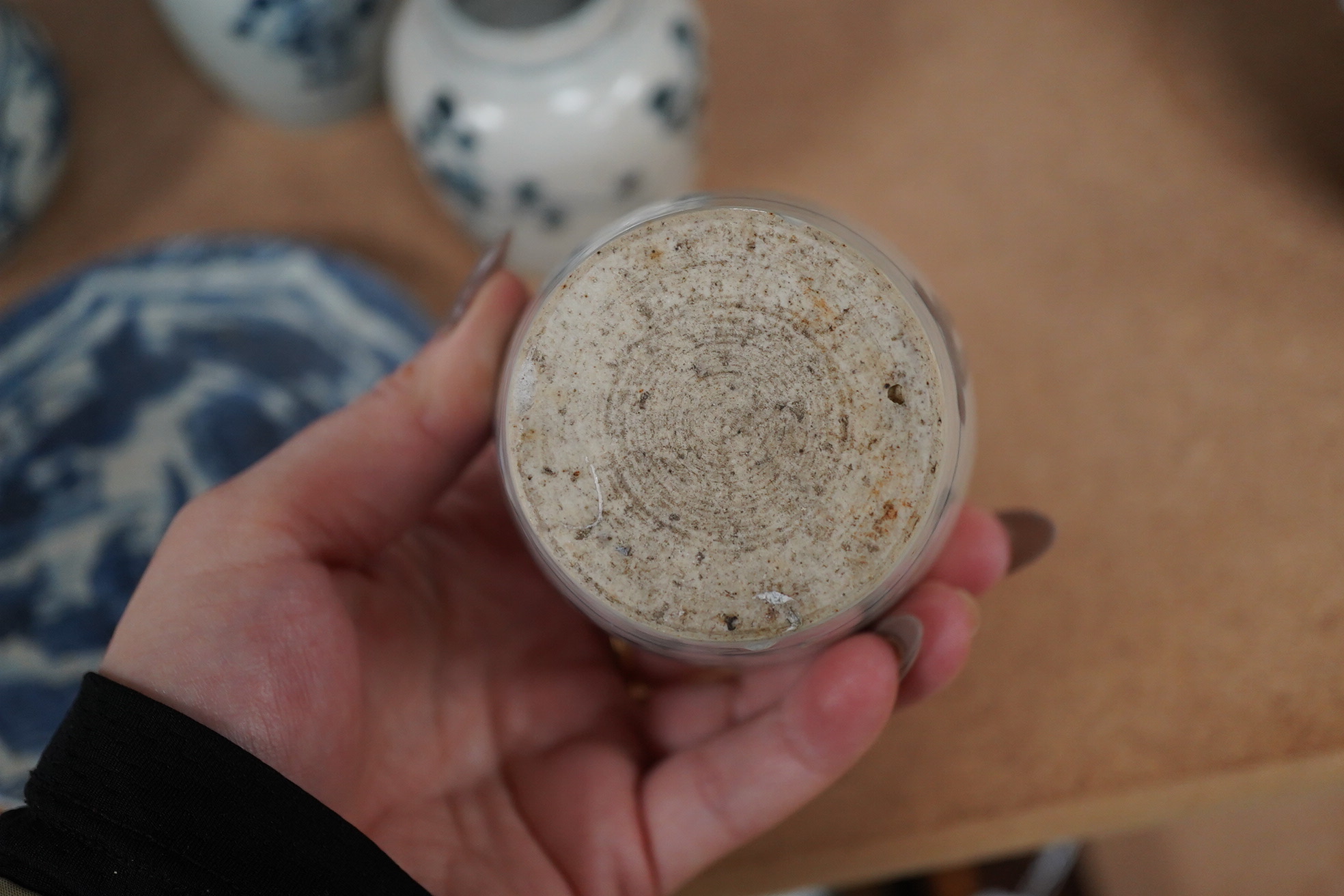 Three Chinese blue and white jars and a dish centre, late Ming dynasty, largest 13cm in diameter. Condition - fair